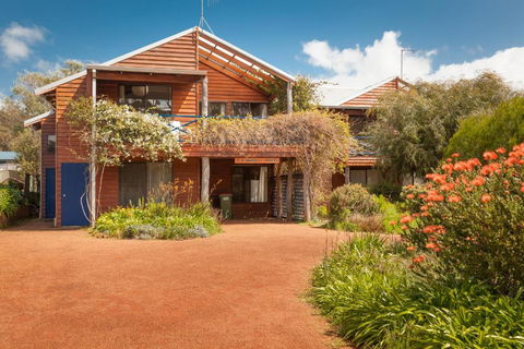 Rainbow House - Darwin Holiday 0