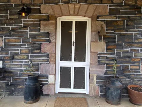 Randell Cottage - Adelaide Hills - Cosy Rustic Hideaway - Darwin Holiday 3