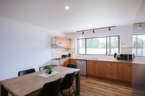 Red Door On Cade - Darwin Holiday 3