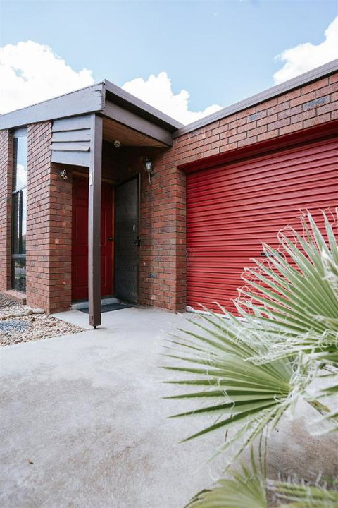 Red Door On Cade - Darwin Holiday 1