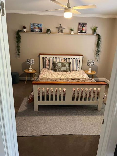 Quiet Family Retreat Getaway - Wildlife Park, Sovereign Hill, Kryall Castle And City At Your Door - Modern House, 8 Guests, 4 Bedrooms, 5 Beds - Darwin Holiday 1