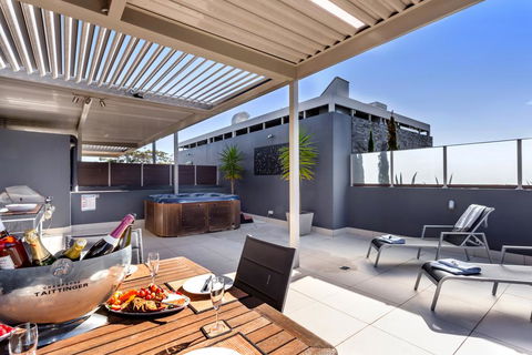 Aura 13 - Shoal Bay - Darwin Holiday 2