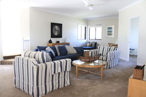 Away On Massinger Street - Darwin Holiday 2