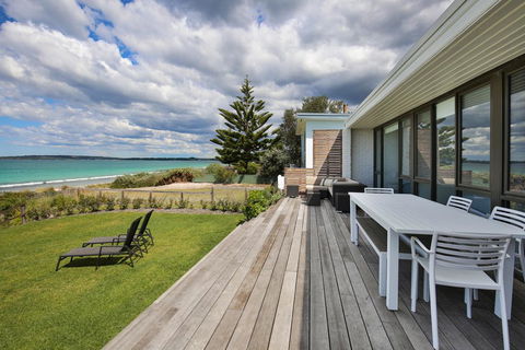 Azure Absolute Beachfront - Pet Friendly - Darwin Holiday 0