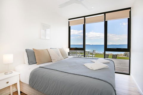 Azure Absolute Beachfront - Pet Friendly - Darwin Holiday 3