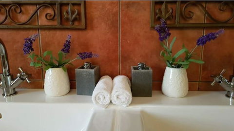 Barossa Glen - Henri's Cottage - Bed & Breakfast - Darwin Holiday 2
