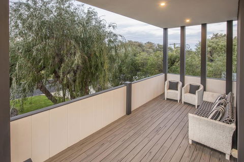 Bay View Retreat - Stunning Ocean Views And 300 Metres To Beach - Darwin Holiday 3