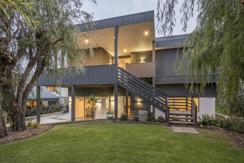 Bay View Retreat - Stunning Ocean Views And 300 Metres To Beach - Darwin Holiday 0
