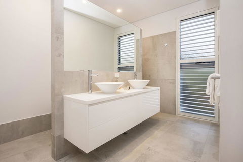 Bay View Retreat - Stunning Ocean Views And 300 Metres To Beach - Darwin Holiday 2