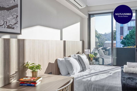 BEACH LOCATION STUDIO // CLOVELLY 3 - Darwin Holiday 0