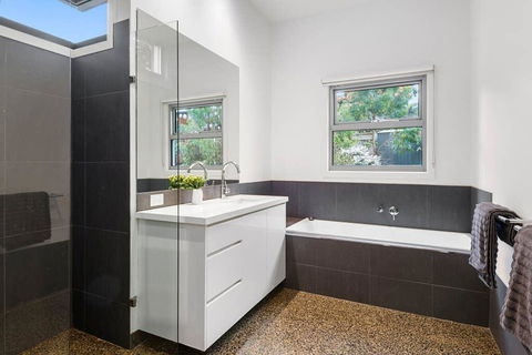 Beach Road Luxury With Ocean Views - Darwin Holiday 1