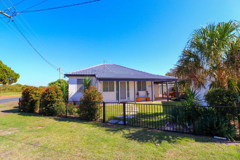 Beach Side Cottage At Blacksmiths - Darwin Holiday 0