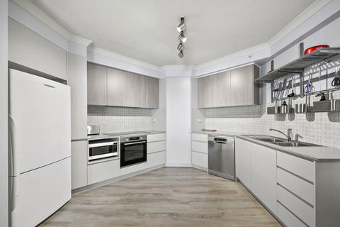 Beachfront Luxury 3 Bedroom In The Heart Of Surfers Paradise - Ocean Views Plus Indoor/outdoor Pool - Darwin Holiday 1