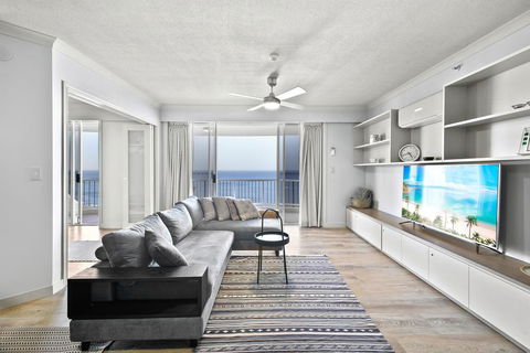 Beachfront Luxury 3 Bedroom In The Heart Of Surfers Paradise - Ocean Views Plus Indoor/outdoor Pool - Darwin Holiday 0