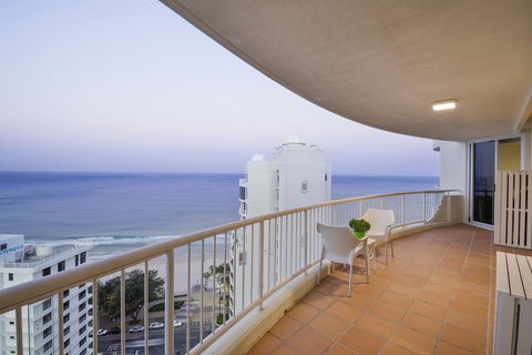 Beachfront Luxury 3 Bedroom In The Heart Of Surfers Paradise - Ocean Views Plus Indoor/outdoor Pool - Darwin Holiday 2