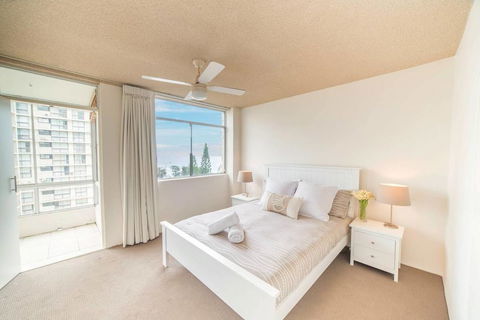 Beachfront Retro Apartment In Surfers Paradise - Darwin Holiday 2