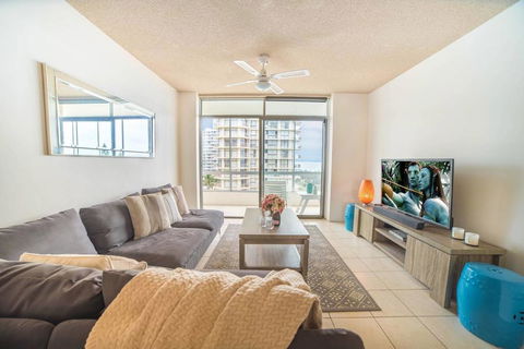 Beachfront Retro Apartment In Surfers Paradise - Darwin Holiday 0