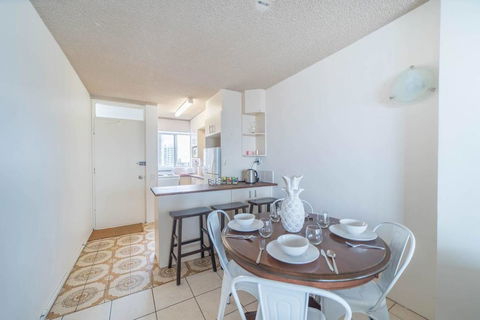 Beachfront Retro Apartment In Surfers Paradise - Darwin Holiday 3