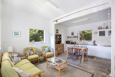 Retro Beach Cottage - Darwin Holiday 2