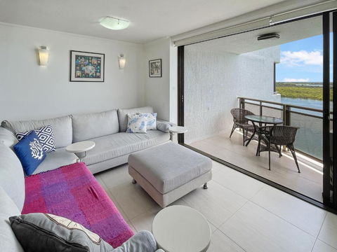 Relaxing Escape: Pool, Tennis Court, Garden Terrace & Water Views - Darwin Holiday 1