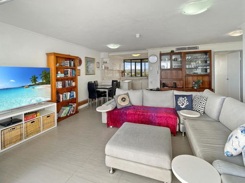 Relaxing Escape: Pool, Tennis Court, Garden Terrace & Water Views - Darwin Holiday 3