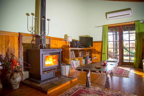 Red Tractor Retreat - Darwin Holiday 3