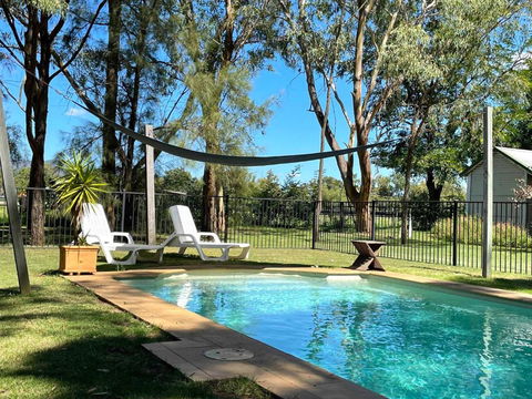 Red Tractor Retreat - Darwin Holiday 2