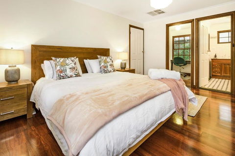 Redgum-Retreat, 4Bdrm Sleeps 8 Wildlife - Darwin Holiday 1