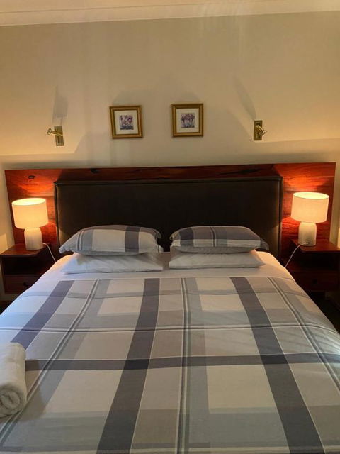 REDGUM RETREAT BRIGHT - Luxury Spa Villa - Darwin Holiday 1