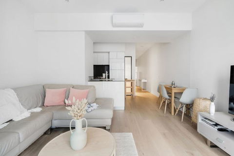 Refined City Pad In Central Melbourne With Pool - Darwin Holiday 0