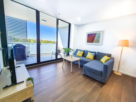 Relaxing 1BR W Pools & SPA, Gym In Olympic Park - Darwin Holiday 1