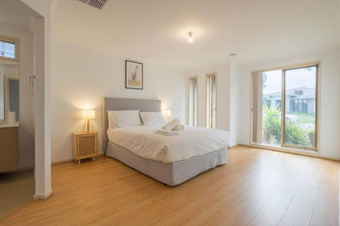 Relaxing Family Home In The Heart Of Tarneit - Darwin Holiday 3