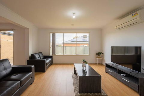 Relaxing Family Home In The Heart Of Tarneit - Darwin Holiday 1
