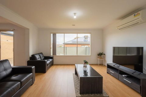 Relaxing Family Home In The Heart Of Tarneit - Darwin Holiday 0