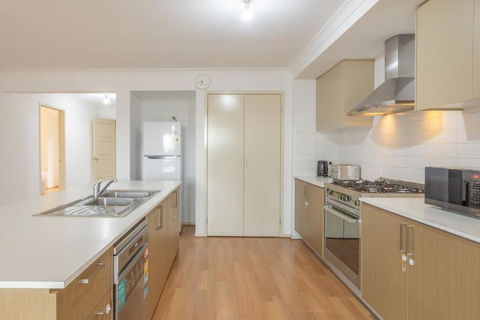 Relaxing Family Home In The Heart Of Tarneit - Darwin Holiday 3