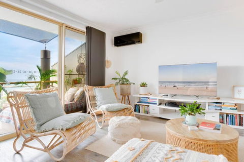 Relaxing Ocean-View Retreat With Pool & Beach Access! - Darwin Holiday 0