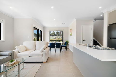 Relaxing Two-Level Retreat In Austral, NSW - Darwin Holiday 0