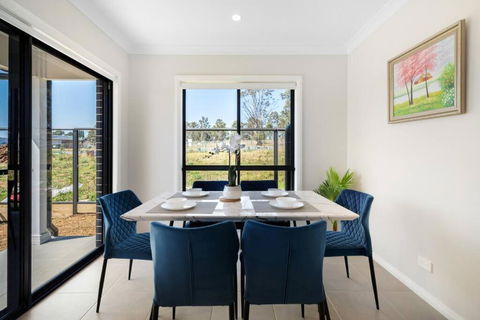 Relaxing Two-Level Retreat In Austral, NSW - Darwin Holiday 1