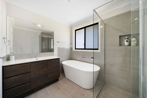 Relaxing Two-Level Retreat In Austral, NSW - Darwin Holiday 2