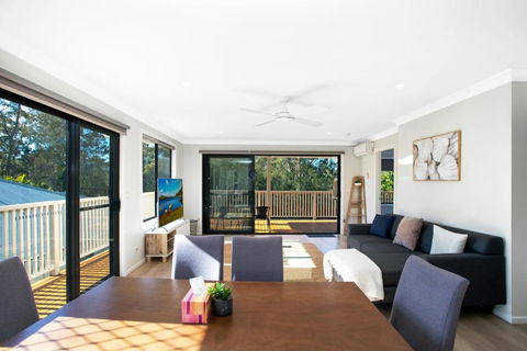 Renovated Coastal Getaway With Water Views - Darwin Holiday 2