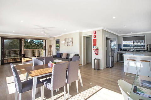 Renovated Coastal Getaway With Water Views - Darwin Holiday 3