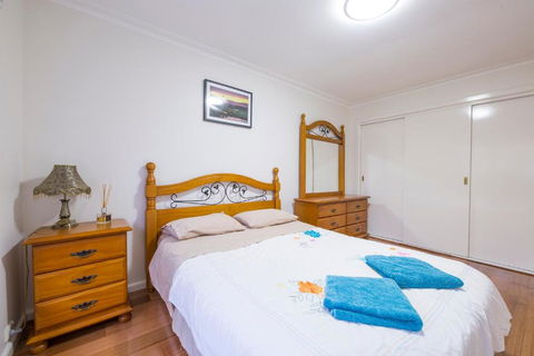 Rent Melbourne - Darwin Holiday 3