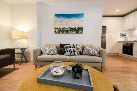 Resort-style Coastal Living With Balcony & Pool - Darwin Holiday 0