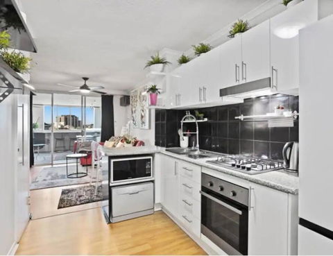 Retro Chic Vibes, Tropical Pool & Prime Location - Darwin Holiday 3