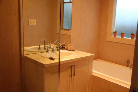 River Rock Cottage Centrally Located And Dog Friendly - Darwin Holiday 3