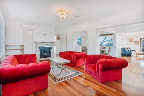 Restful Canberra Retreat In Spacious Terrace Home - Darwin Holiday 0