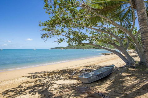 SAILS 9 Beachfront Getaway Horseshoe Bay - Darwin Holiday 1