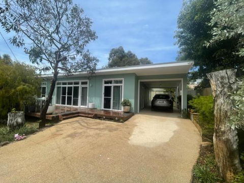 Saltbush - Ideally Located And Modernised MCM Beach House - Darwin Holiday 0