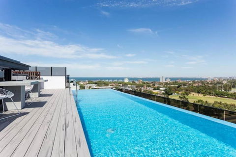 Rooftop Infinity Pool - St Kilda Luxury - Darwin Holiday 0