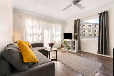 Rose Bay Retreat - Light Airy Balcony AC & Views - Darwin Holiday 1